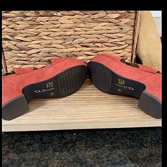 CL Laundry Wedge Sandals - Picture 6 of 7